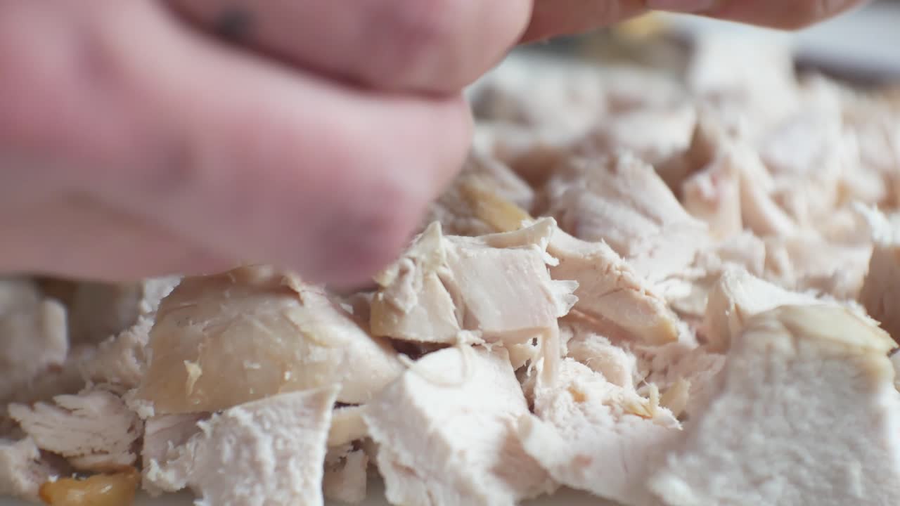 손가락 문신으로 남성 손에 가까이