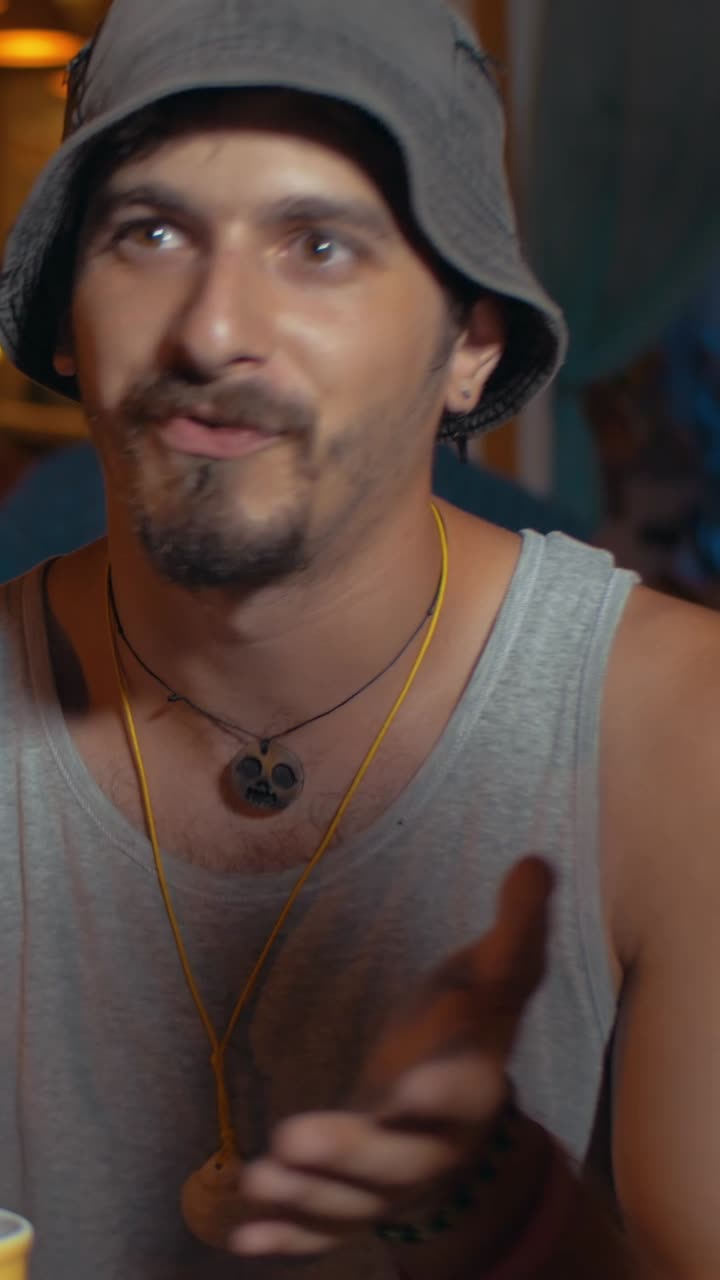 Hombre con barba y sombrero de pescador