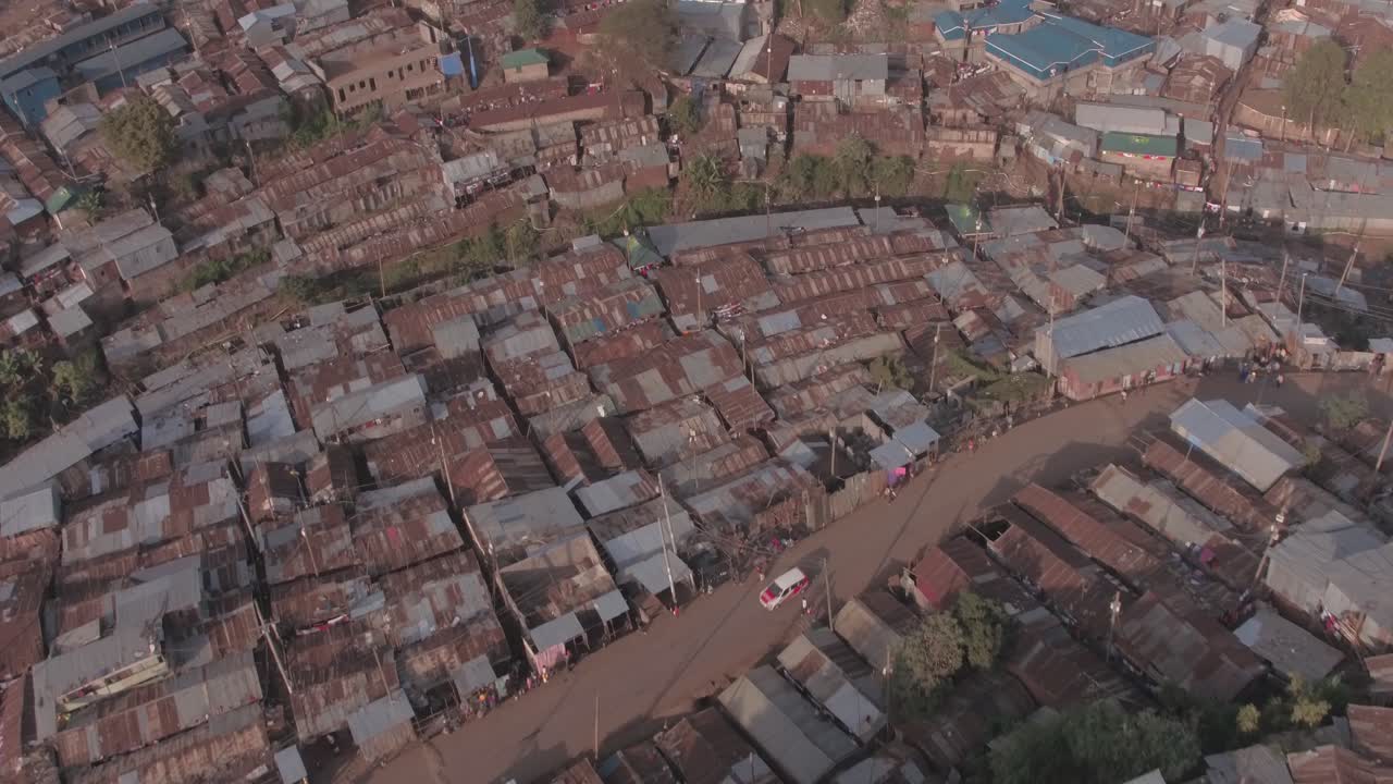 video aéreo de arriba hacia abajo de los barrios marginales de kibera en nairobi, que muestra una población densa