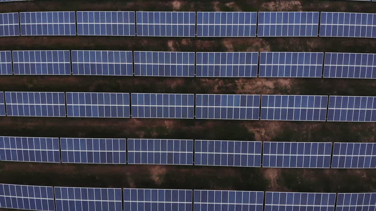 Ripresa aerea di pannelli solari dall'alto, Cile-4K.