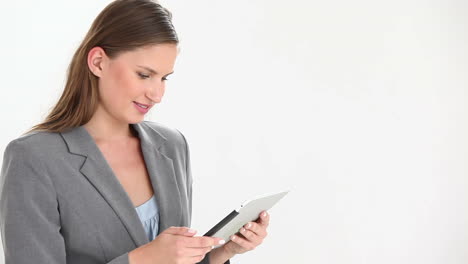 mujer de negocios usando una tableta digital