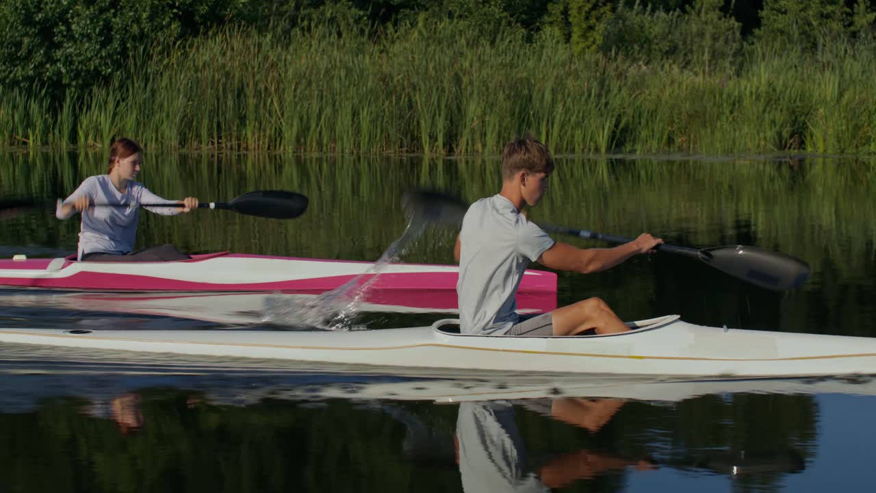 In kayak su un lago calmo