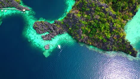 El-Vuelo-Aéreo-Del-Lago-Kayangan-Asciende-Muy-Por-Encima-De-Los-Barcos-Turísticos-En-Un-Hermoso-Día