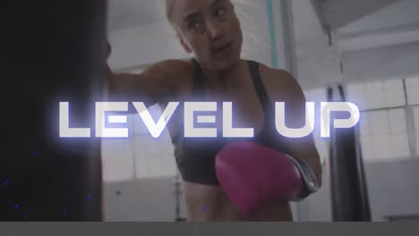 animación de texto de nivel en blanco sobre una boxeadora caucásica entrenando con un saco de boxeo