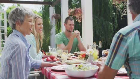 familia feliz comiendo juntos en la mesa
