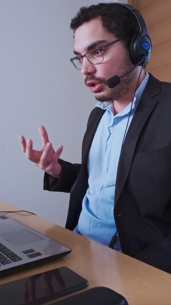 Vista laterale di un uomo che presenta in un seminario virtuale