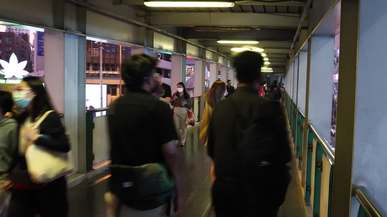 보호 된 도시 통로 를 가로질러 고 있는 사람 들