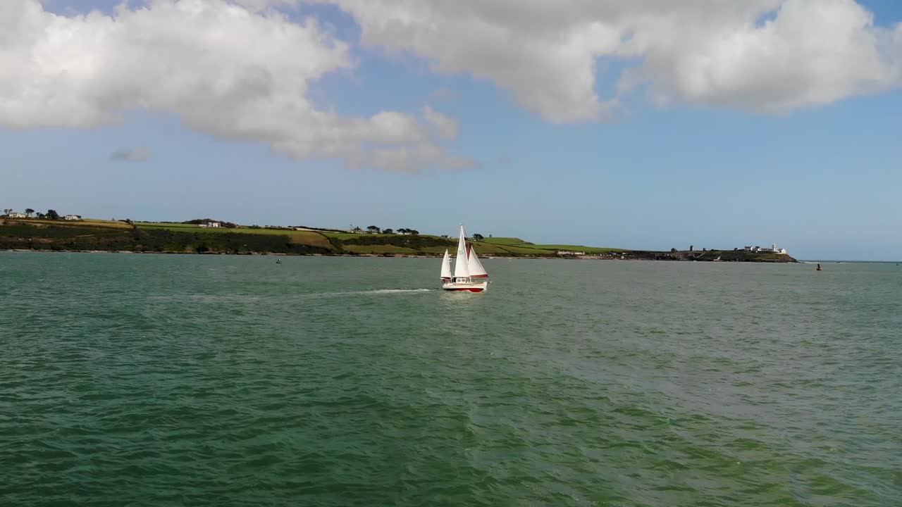 un yate de lujo de tres mástiles frente a una costa