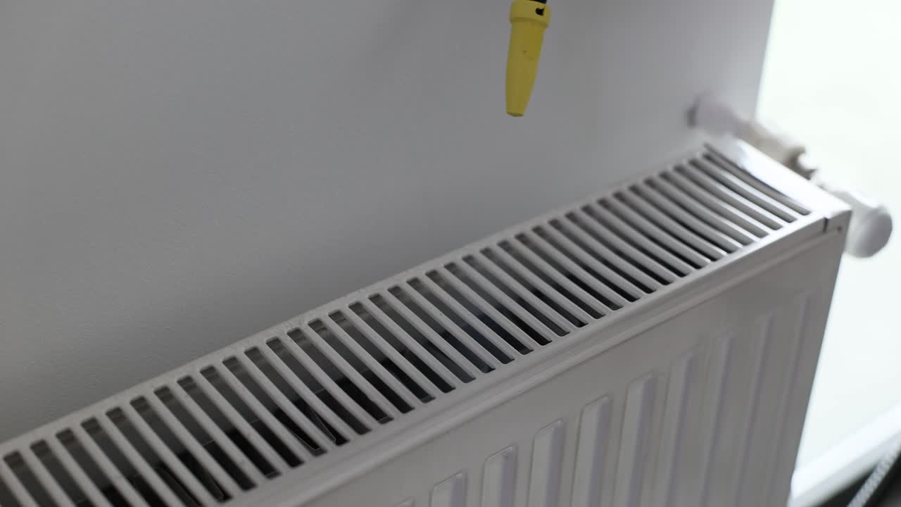 Cleaning a White Radiator with a Cleaning Device