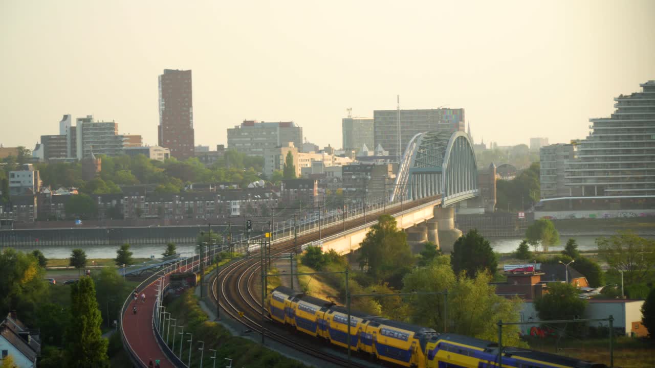 네덜란드 의 한 도시 에서 강 을 가로지르는 다리 를 건너는 열차