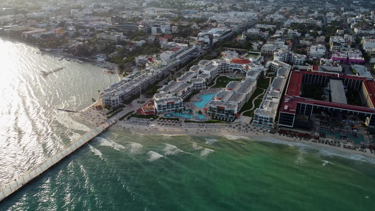 toma aérea del magnífico paisaje urbano de playa del carmen con vista al mar abierto, méxico