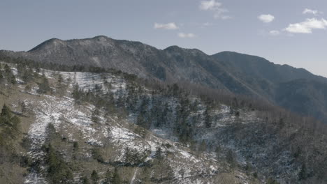 tiro de drone de montaña de invierno en japón