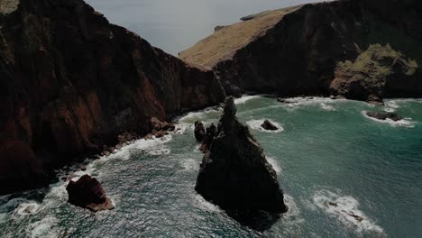 acantilados escarpados en el promontorio volcánico de ponta de sao lourenco, madeira, portugal