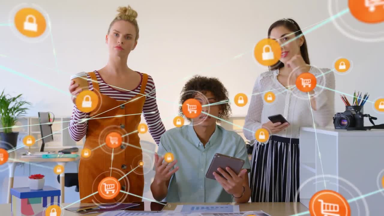 animación de una red de iconos digitales contra un equipo de diversos colegas hablando mirando a la cámara