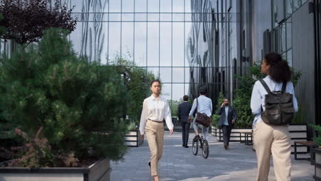 Gente-Corporativa-Que-Va-A-Sus-Lugares-De-Trabajo-Por-La-Mañana-En-Un-Moderno-Edificio-De-Oficinas-De-Vidrio.