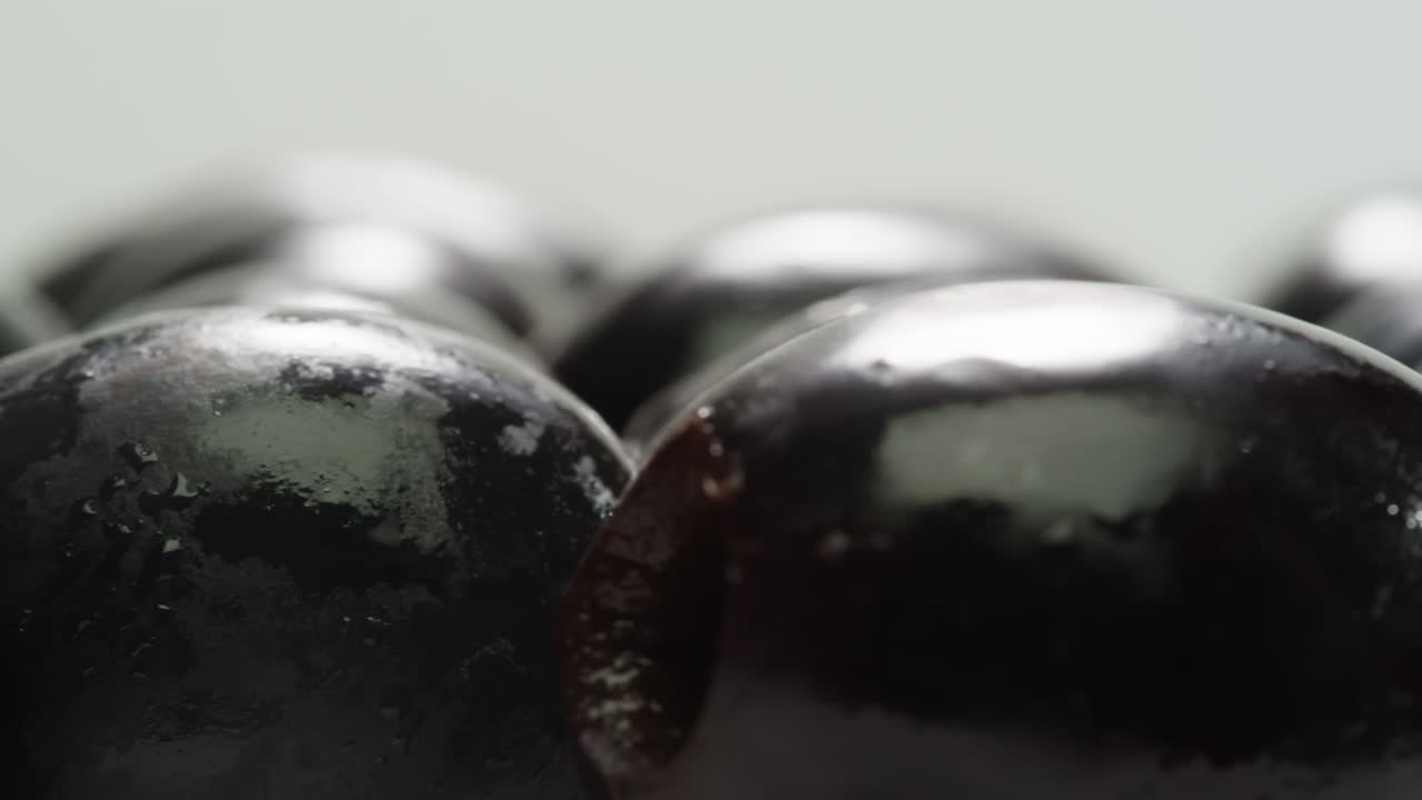 aceitunas verdes redondas en vinagre de grecia como fondo, vista de arriba. imágenes de alta calidad en 4k