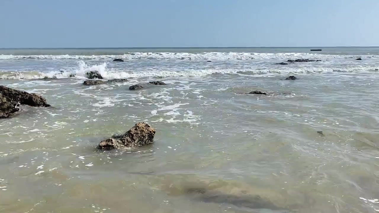 Dolci onde dell'oceano che si infrangono su una spiaggia rocciosa