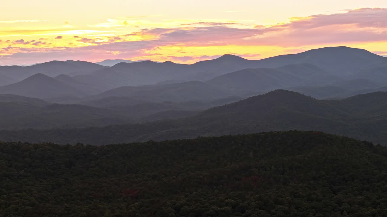 una toma de un dron de las montañas blue ridge cerca de greenville, carolina del sur.
