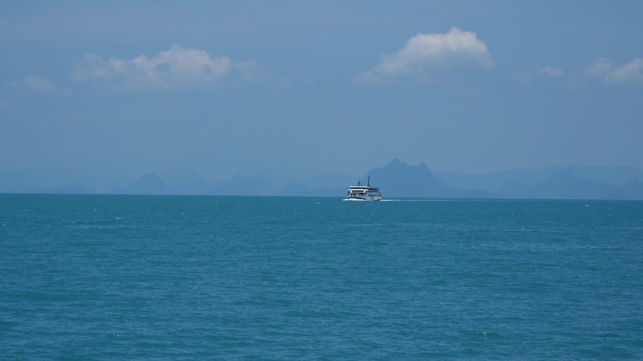 멀리 산의 실루과 함께 열린 바다에 선박에서 드 헬드 뷰