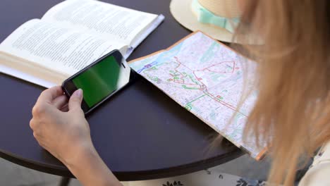mujer usando teléfono inteligente en el café