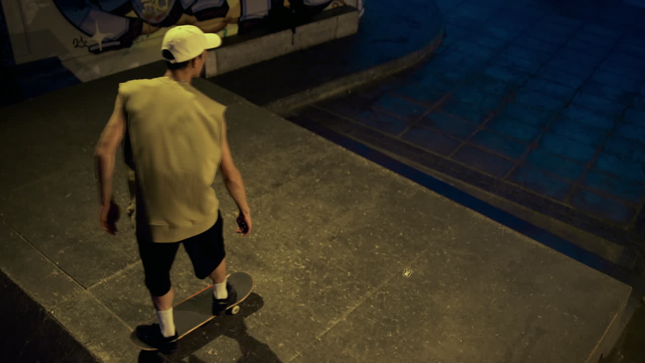 Hipster attivo in uno skatepark. Giovane skater in azione sullo skateboard.