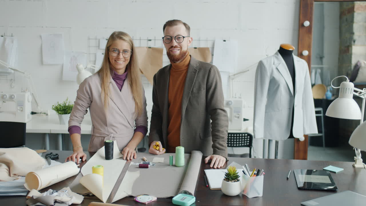 패션 디자이너들이 일하고 있습니다.