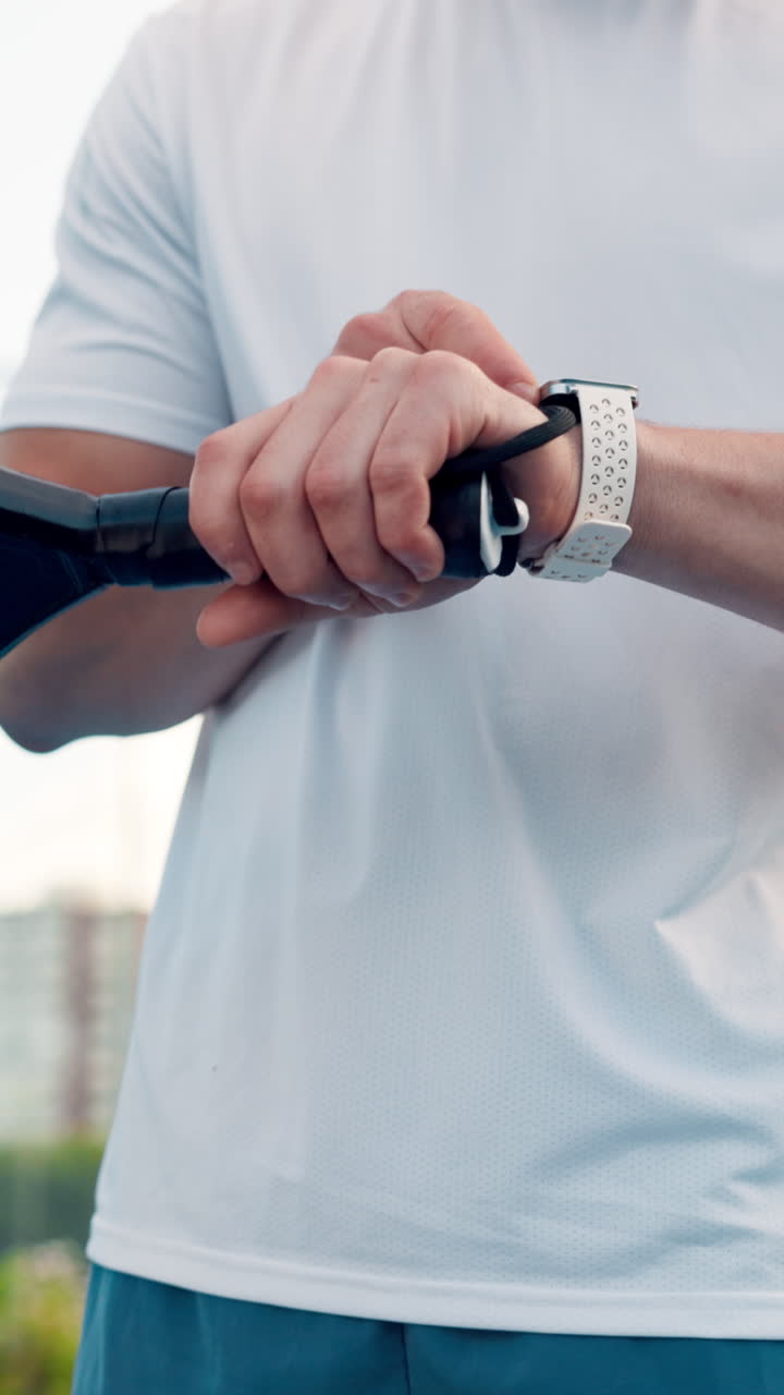 Uomo che controlla lo smartwatch mentre tiene una racchetta da tennis