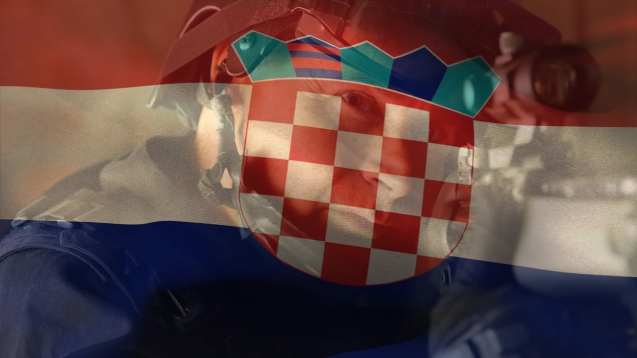 Animation der Flagge Kroatiens über einen kaukasischen männlichen Soldaten mit Waffe