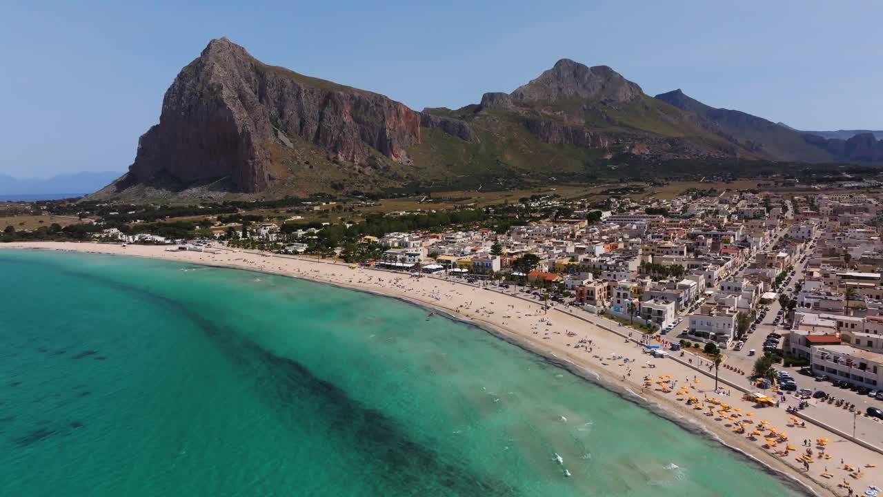 establecimiento cinematográfico vista aérea de la ciudad costera de san vito lo capo en sicilia, italia