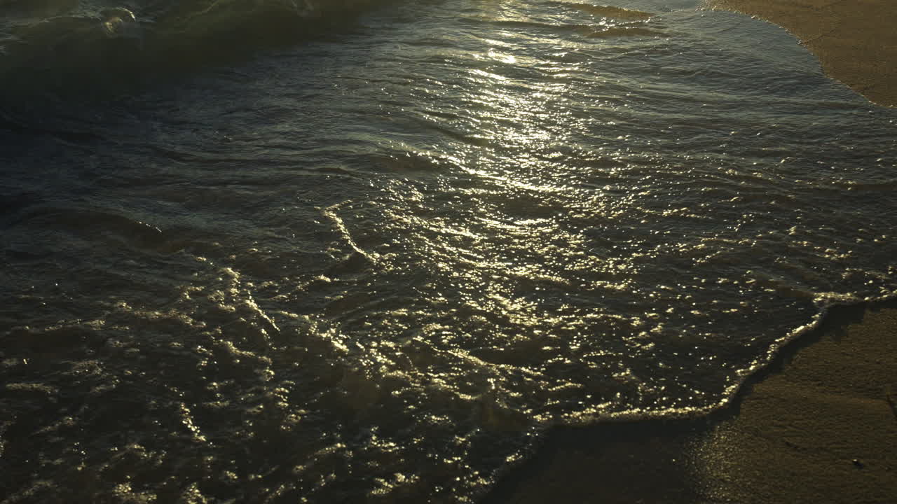 волны на пляже при заходе солнца