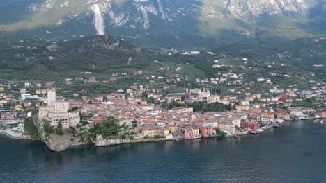 Castillo-De-Malcesine-En-La-Costa-Del-Lago-De-Garda-Y-Un-Pequeño-Pueblo-En-Verona,-Veneto,-Italia