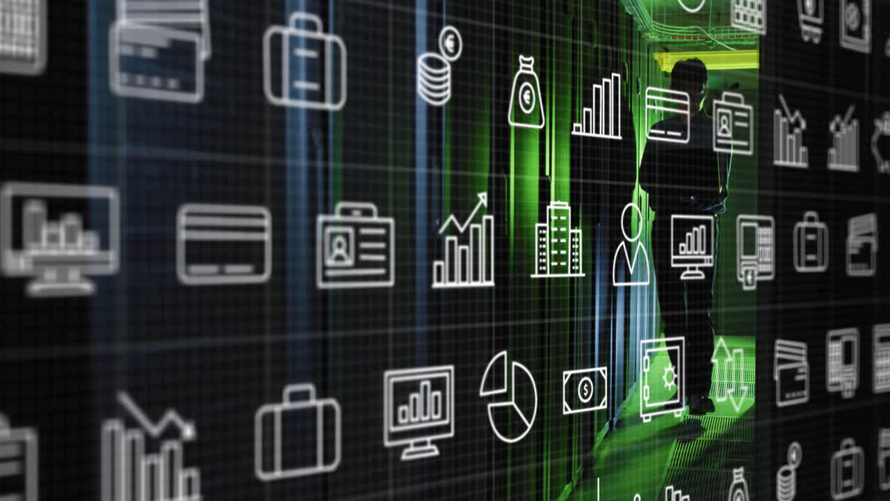 animación de la interfaz con iconos digitales contra un ingeniero asiático usando una computadora portátil en la sala del servidor