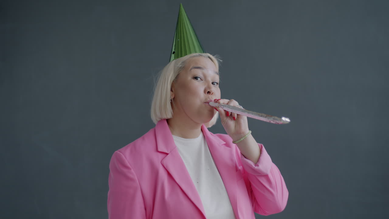 생일을 축하하는 여자