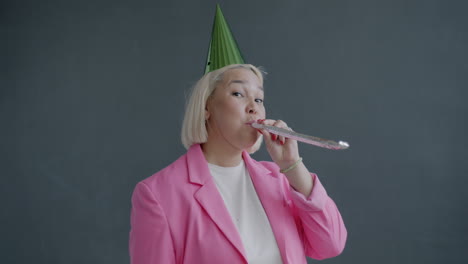 mujer celebrando un cumpleaños