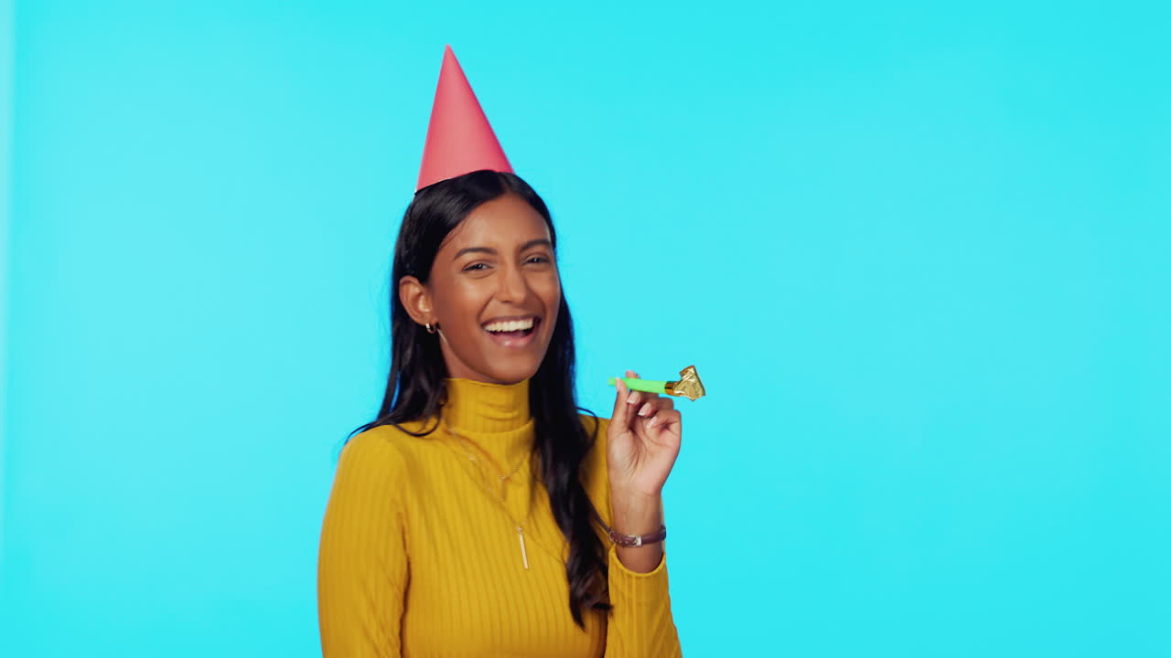 Fiesta, cumpleaños y mujer en ambiente de celebración