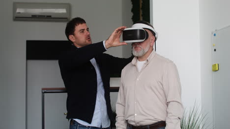 Hombre-Mayor-Usando-Gafas-Virtuales