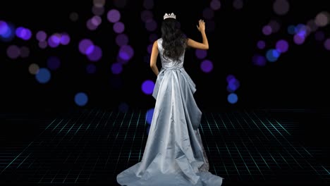 miss ganadora del concurso de belleza cruza el escenario con luces de desplazamiento y ondas a la audiencia - fondo de bokek de vista trasera