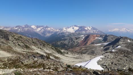 Kahle-Felsige-Berglandschaft,-Geschmolzener-Gletscher-Mit-Schneeflecken-An-Einem-Hellen-Sonnigen-Tag,-Blauer-Himmel