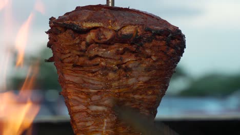 Taquero-Latino-Mexicano-Girando-El-Trompo-De-Carne-Al-Pastor-Asada-Carne-De-Cerdo-En-Un-Restaurante-Cantina-De-México-Y-Preparando-Taco