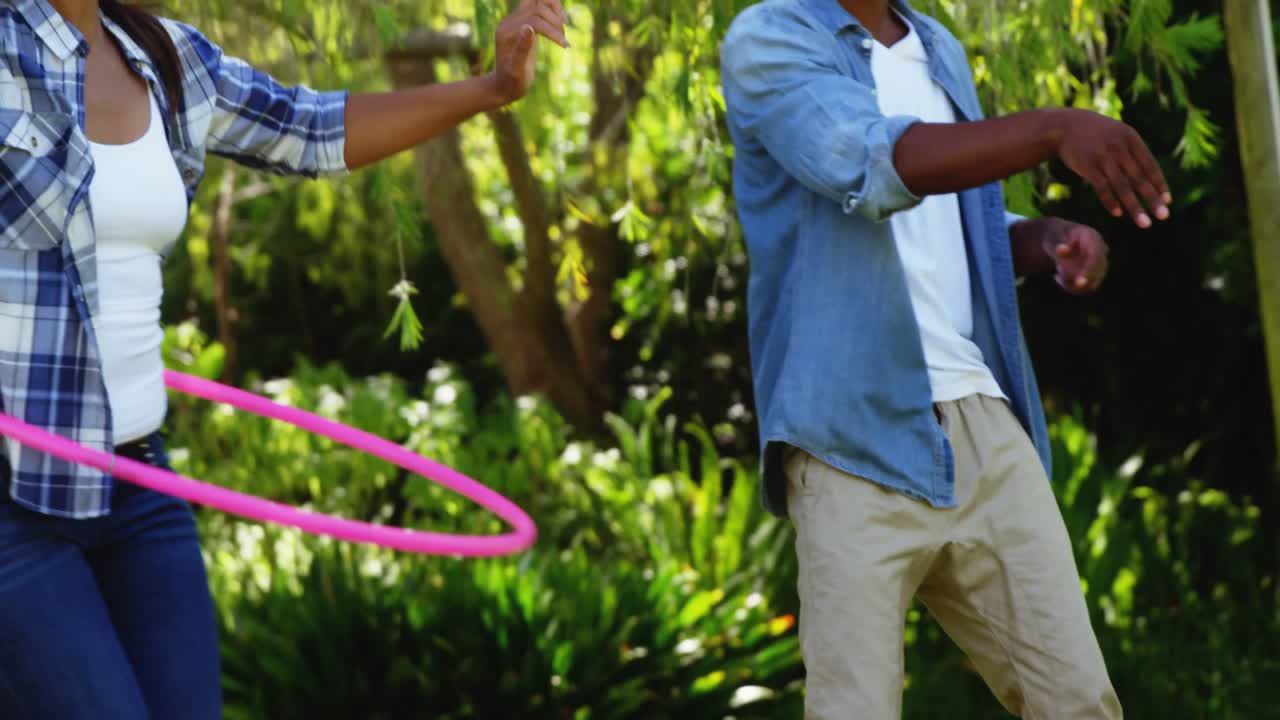 허프로 놀고 있는 아내를 모방하는 남자