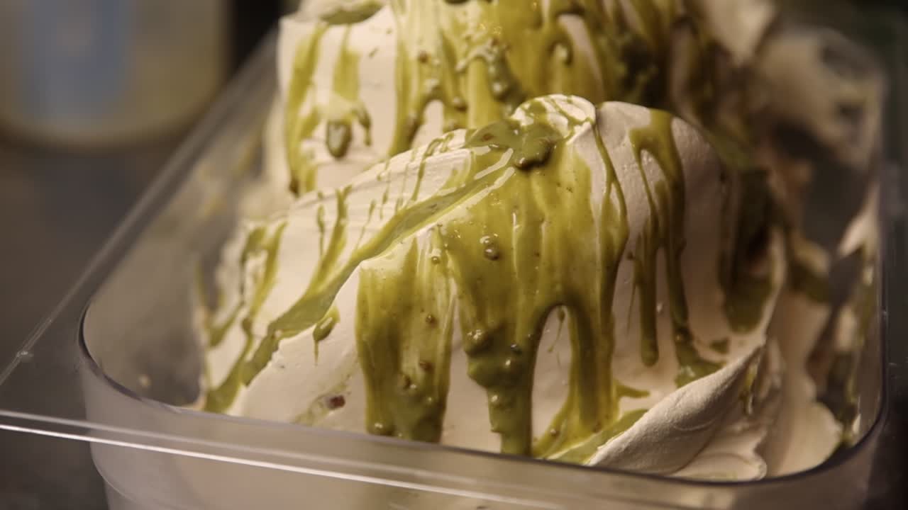 Salsa al pistacchio che cola su gelato cremoso