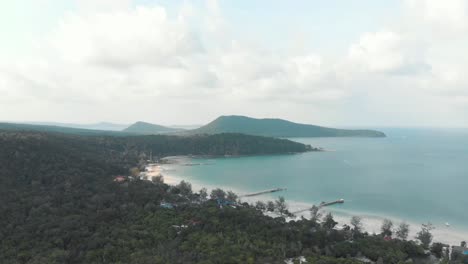 Exotische-Paradiesische-Landschaft,-Die-An-Den-Ruhigen-Türkisfarbenen-Ozean-In-Der-Sarazenenbucht-Grenzt,-Koh-Rong-Sanloem,-Kambodscha