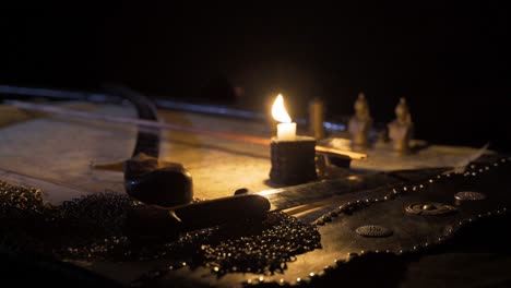 velas, espadas antiguas y un mapa.