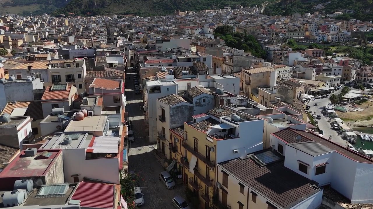 Volo panoramico sulle affascinanti vie costiere di Castellammare del Golfo, Sicilia