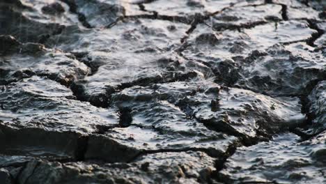 La-Lluvia-Después-De-Una-Larga-Sequía-Cae-Sobre-Un-Suelo-Desértico-Seco-Y-Agrietado,-El-Cambio-Climático