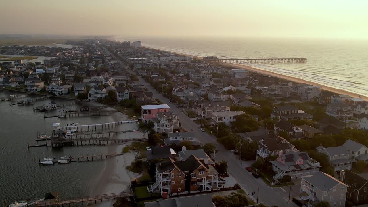 neblina aérea al amanecer en wrightsville beach nc, carolina del norte