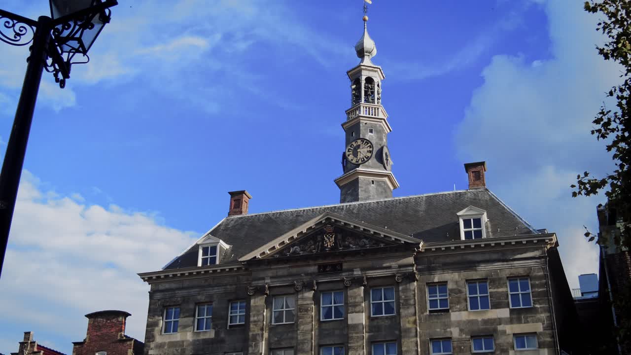 느린 돌리 줌 pas old lantern to 시청's-hertogenbosch 시계탑