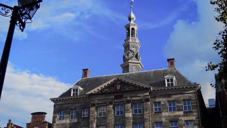 slow dolly zoom pas old lantern a la torre del reloj del ayuntamiento 's-hertogenbosch