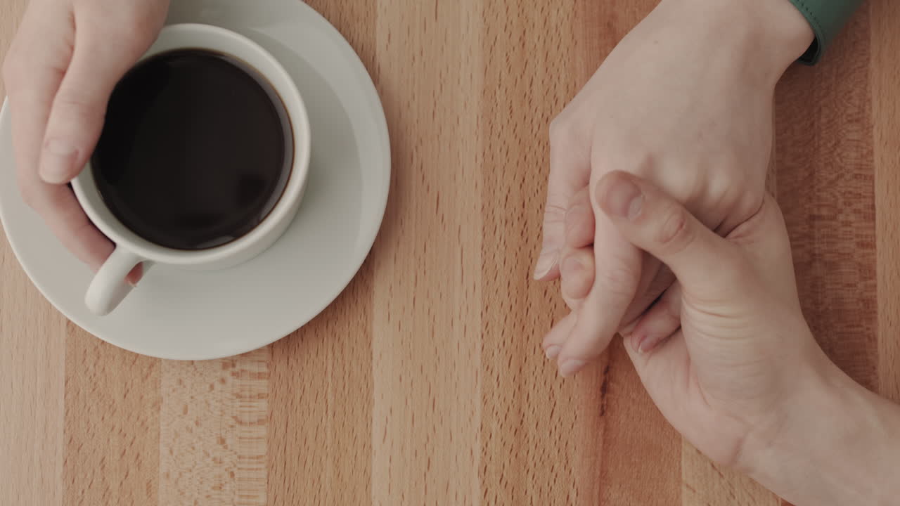 손을 잡고 커피를 마시고 만나고