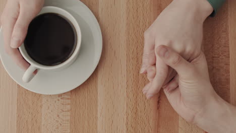manos sosteniendo café y reunión